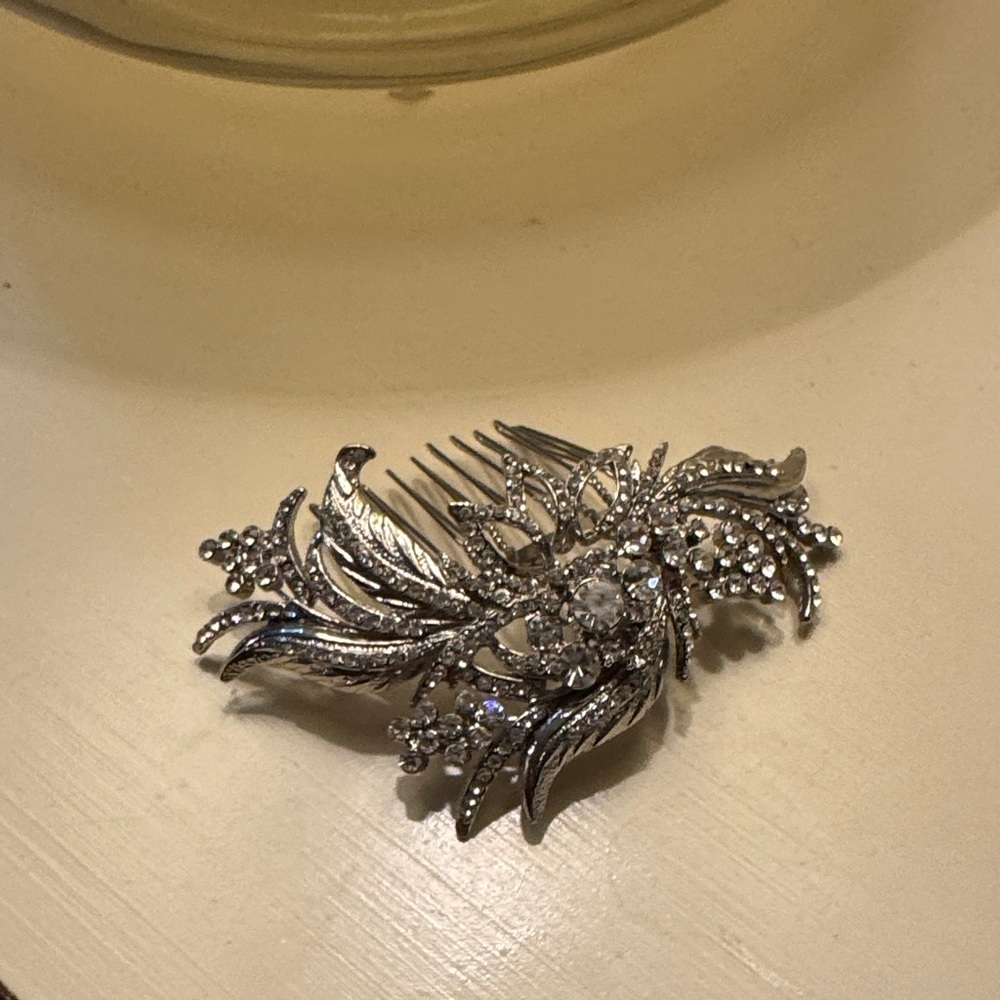 Elegant Silver Hair Comb with Rhinestones